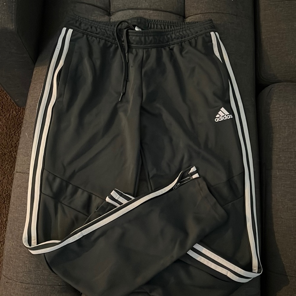 selling this pair of Adidas joggers. Nothing wrong just too big.